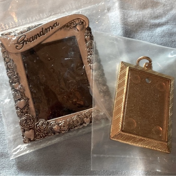 2 Vintage Photo Pins-1 Silver-1 Gold, 90’s Grandmas Luvs-Unused In Original Pkgs - Picture 3 of 14